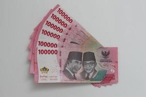 indonesio rupia billetes serie con el valor de uno cien mil rupia idr 100.000 emitido ya que 2022. foto