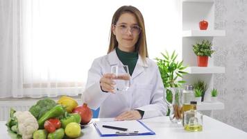 Eating healthy. Dietitian woman recommending healthy foods. The dietitian recommends eating healthy and drinking water. video