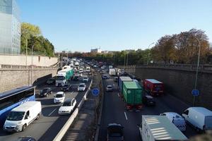 París, Francia - 5 de octubre de 2018 - tráfico congestionado en la calle París foto