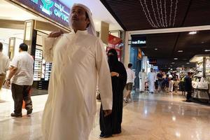 dubai, emiratos árabes unidos - 14 de agosto de 2017 - gente comprando en el centro comercial de dubai foto