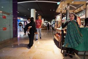 dubai, emiratos árabes unidos - 14 de agosto de 2017 - gente comprando en el centro comercial de dubai foto