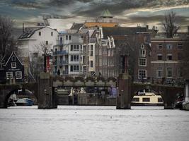 Amsterdam antiguo casas ver desde canales foto