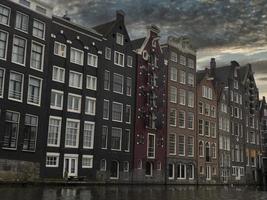 Amsterdam antiguo casas ver desde canales foto