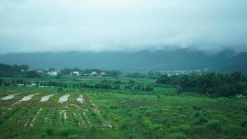 el hermosa campo ver desde el líquido tren en el sur de el China en el lluvioso día foto