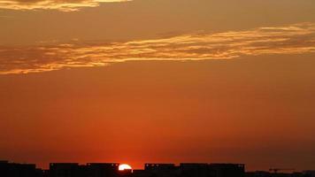 el hermosa puesta de sol cielo ver con el vistoso nubes y calentar luces en el cielo foto