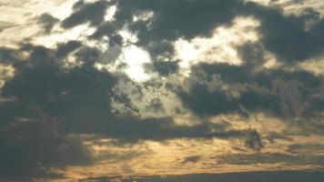 el hermosa puesta de sol cielo ver con el vistoso nubes y calentar luces en el cielo foto