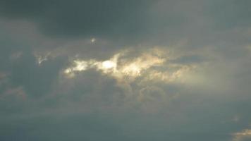 el hermosa puesta de sol cielo ver con el vistoso nubes y calentar luces en el cielo foto