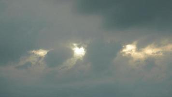 el hermosa puesta de sol cielo ver con el vistoso nubes y calentar luces en el cielo foto