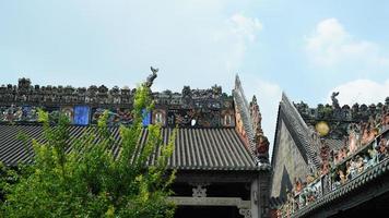 el antiguo chino colegio edificios situado en Guangzhou ciudad de el China con el hermosa Roca y de madera escultura foto