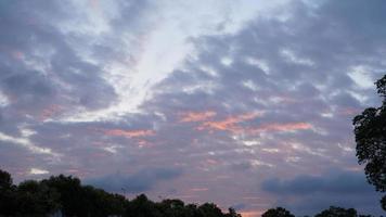 el hermosa puesta de sol cielo ver con el vistoso nubes y calentar luces en el cielo foto