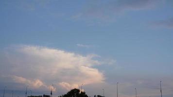 el hermosa puesta de sol cielo ver con el vistoso nubes y calentar luces en el cielo foto