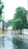 el lluvioso día ver en el ciudad con el mojado la carretera y lluvioso gotas abajo foto