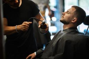 retrato de un joven chico novio a el formación acampar en el barbería foto