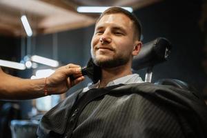 retrato de un joven chico novio a el formación acampar en el barbería foto