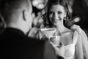 novia y novio dentro de un bar de cócteles foto