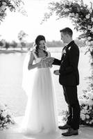 ceremonia de boda en un muelle alto cerca del río foto