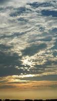 el hermosa puesta de sol cielo ver con el vistoso nubes y calentar luces en el cielo foto