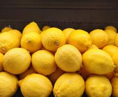montón de limones frescos foto