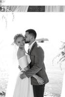 ceremonia de boda en un muelle alto cerca del río foto