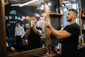 retrato de un joven chico novio a el formación acampar en el barbería foto