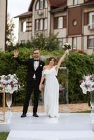 Boda ceremonia de el recién casados en el claro foto