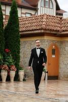 Boda ceremonia de el recién casados en el claro foto