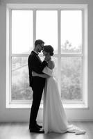 novio en un negro traje Corbata y el novia en un brillante estudio foto