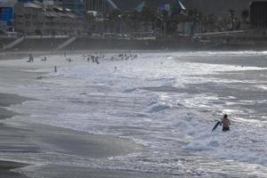 joven Atletas practicando el agua deporte de surf foto