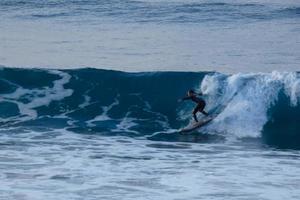 surfistas montando pequeño Oceano olas foto