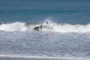 joven Atletas practicando el agua deporte de surf foto