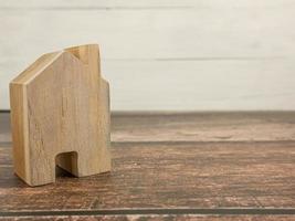 de madera casa en mesa para propiedad o construcción concepto foto