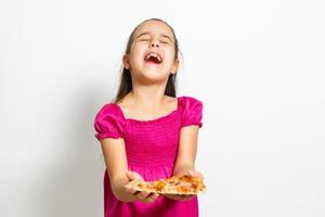 contento pequeño niña comiendo Pizza blanco antecedentes foto