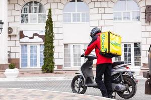 entrega hombre y motocicleta, transporte concepto foto