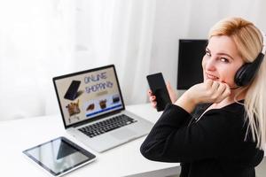 apoyo teléfono operador en auriculares a lugar de trabajo foto