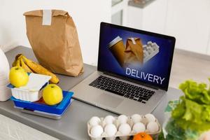 entrega de comida comida portátil en la mesa. tono cálido foto