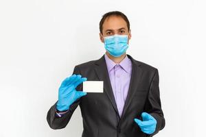 utilizar proteger filtros en contra coronavirus empresario en higiénico máscara y guantes, 2019-nCoV, gripe epidemia. aislado foto
