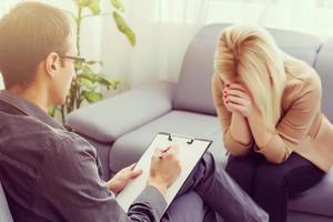 psicólogo hablando a un Deprimido hembra paciente en un habitación foto