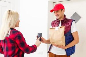 hombre comida entrega en un Departamento foto