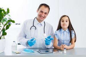 médico y pequeño niña paciente en el clínica, consulta foto