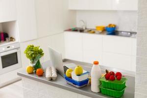 entrega de comida comida portátil en la mesa. tono cálido foto