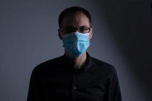 fuerte hombre vistiendo máscara a evitar gripe virus y polvo aire contaminación en blanco antecedentes foto