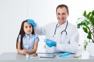 joven masculino médico con tableta en oficina foto