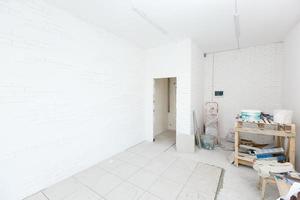 inconcluso Departamento interior, reparar en un blanco oficina habitación foto