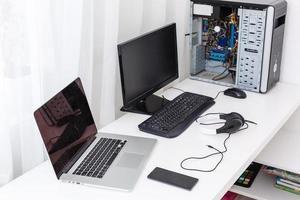 espacio de trabajo fondo, ordenador portátil y computadora a hogar foto