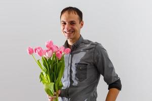 hombre participación tulipanes regalo tarjeta plantilla, póster o saludo tarjeta - hombre participación ramo de flores de tulipanes para un mujer. de la madre día, San Valentín día, De las mujeres día concepto. 8 de marzo regalo foto