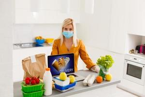 entrega de comida comida portátil en la mesa. tono cálido foto