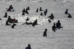 navegar colegio en un Oceano playa foto