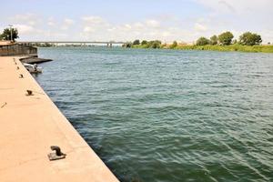 muelle en el río foto