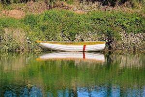 bote en el río foto