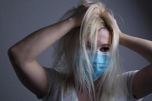 un infeliz mujer vistiendo un cara máscara a acuerdo con virus o contaminación. foto